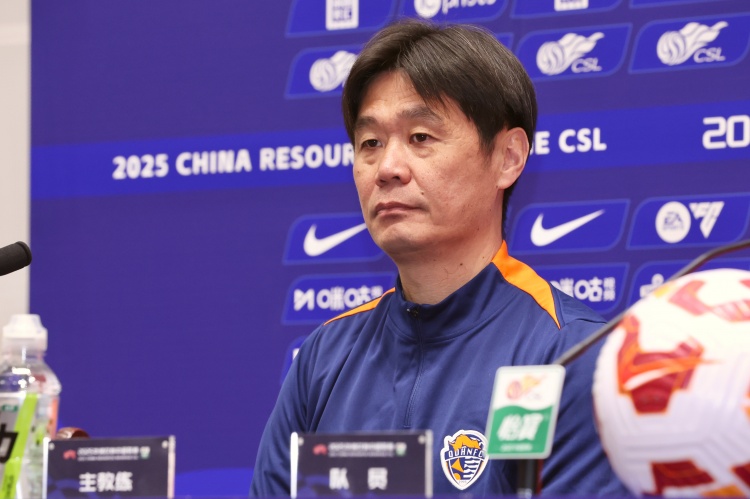 李霄鹏:已经被动做两次换人&只有一次名额,换下两外援迫不得已